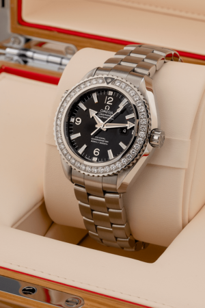 Omega-Seamaster-Planet-Ocean---37.5mm---SS---Diamond-Bezel---Black-Index-Arabic-Dial---SS-Bracelet-232.15.38.20.01.001-4