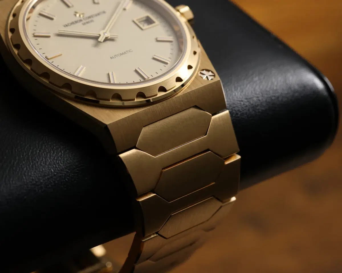Close-up of Vacheron Constantin 222 yellow-gold case and bracelet (2)