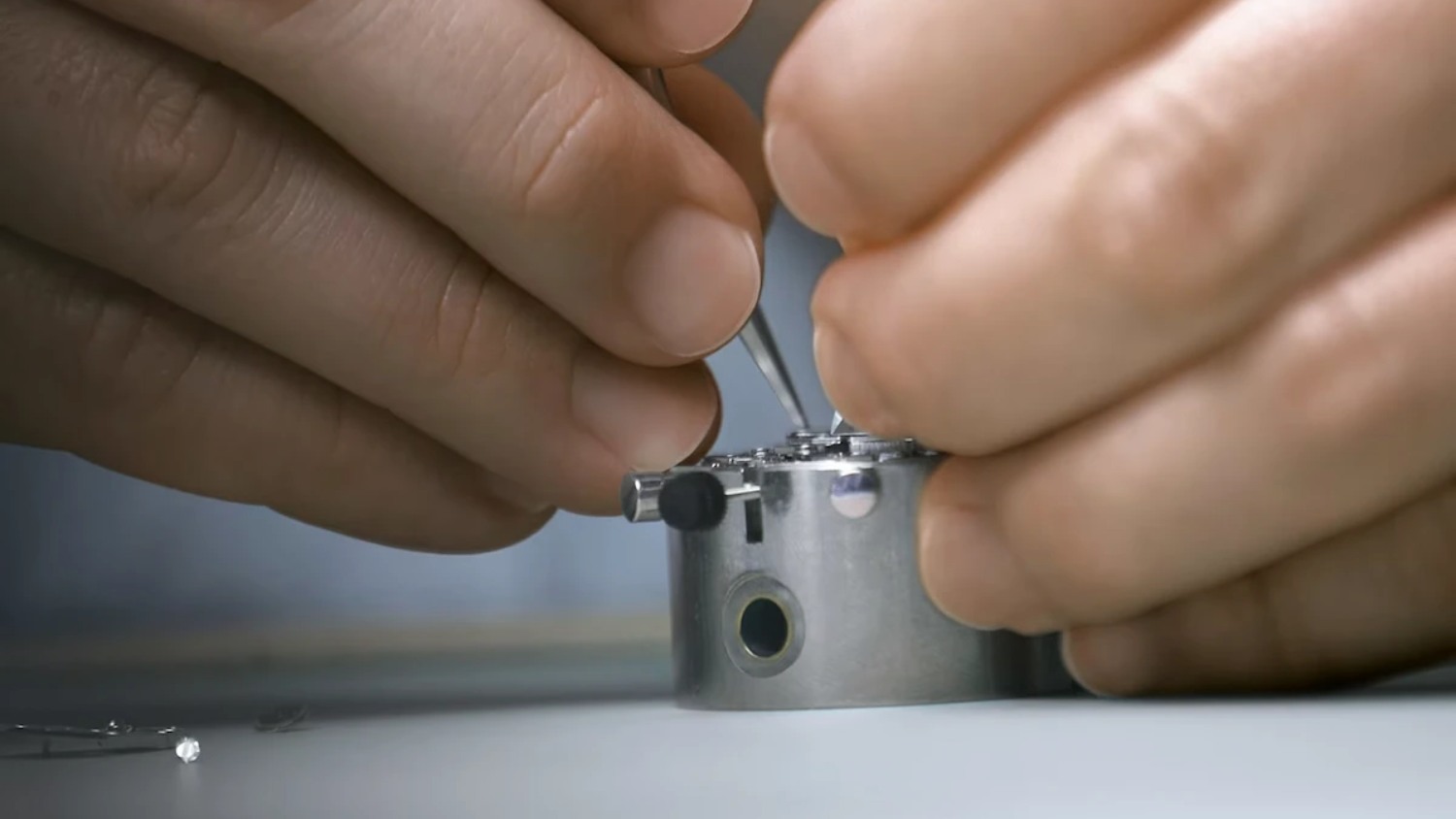 watchmaking-tudor-lubrification-reassembly