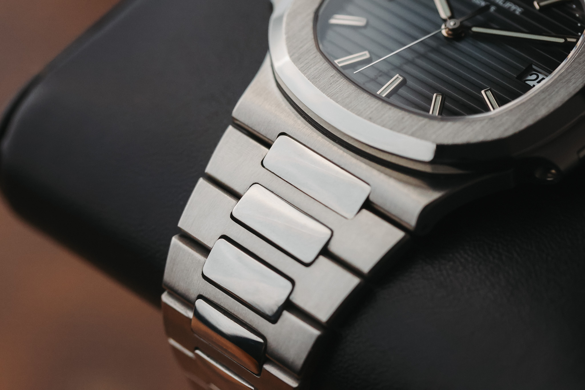 Alt Patek Philippe Nautilus 57111A-010 bracelet and case integration detail