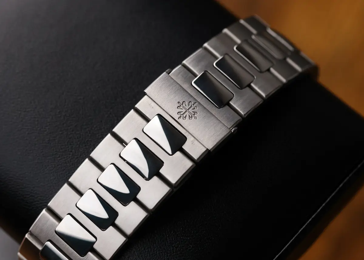 Alt Patek Philippe Nautilus 57111A-010 clasp and bracelet underside with Calatrava cross