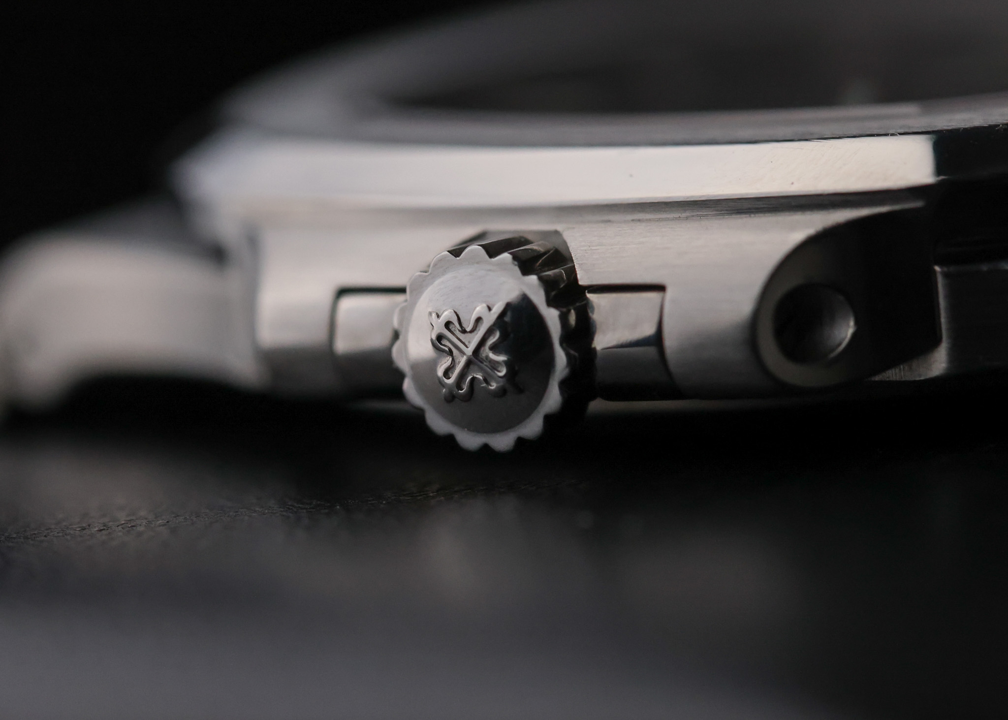 Alt Side profile of Patek Philippe Nautilus 57111A-010 with crown and case detail