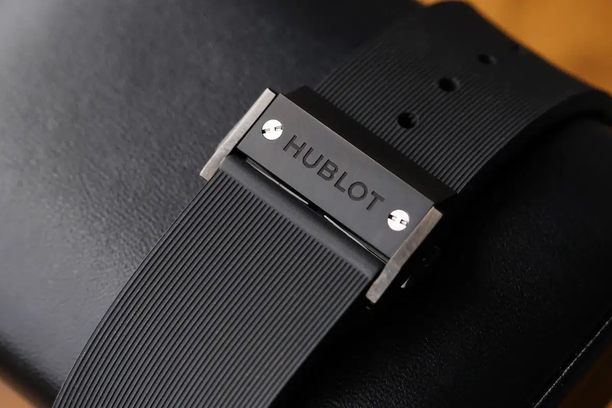 Hublot signed deployant clasp on black rubber strap