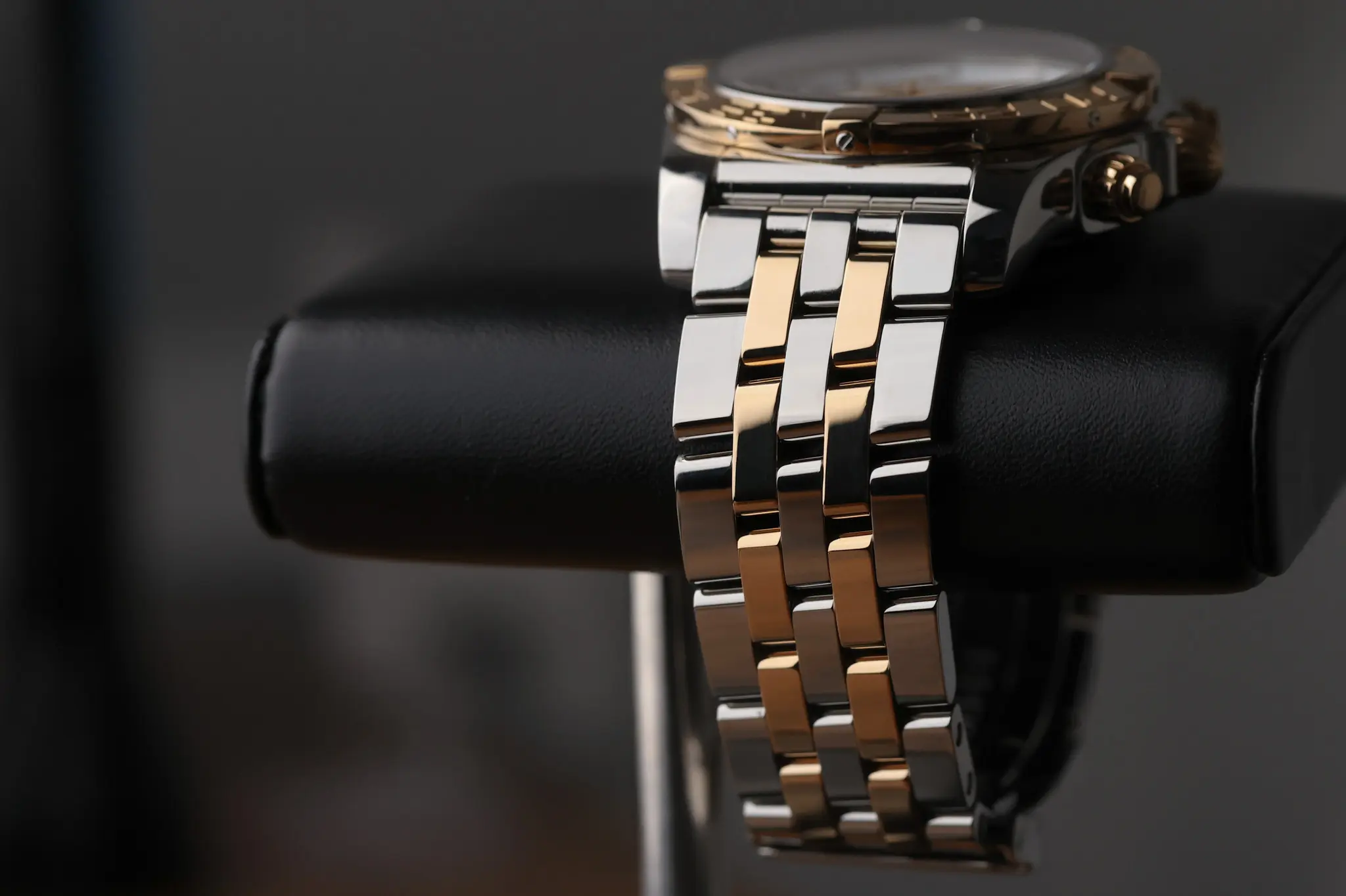 Side profile of Breitling Chronomat 44mm bracelet showing two-tone rose gold and steel links