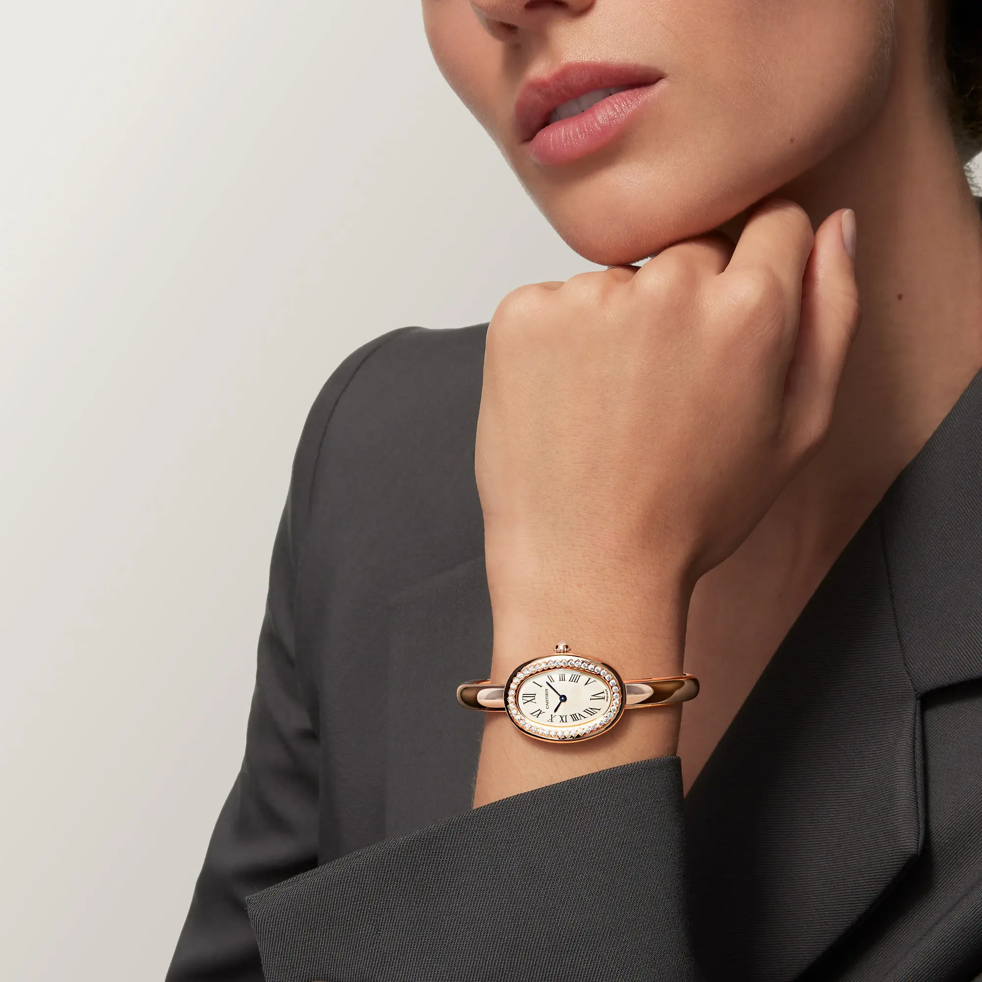 Baignoire worn on woman's wrist