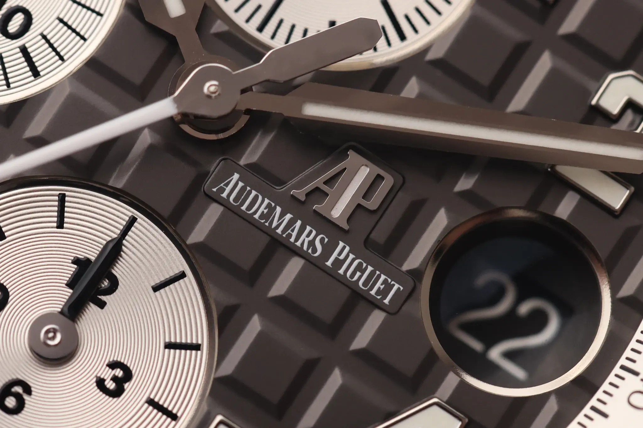 Royal Oak Offshore Ghost 26470IO date window and 30-minute chronograph counter detail