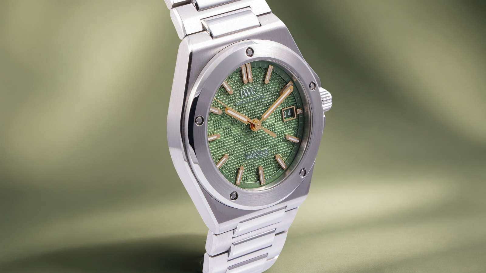 Hands-On Review: IWC Ingenieur Automatic 40 IW328908