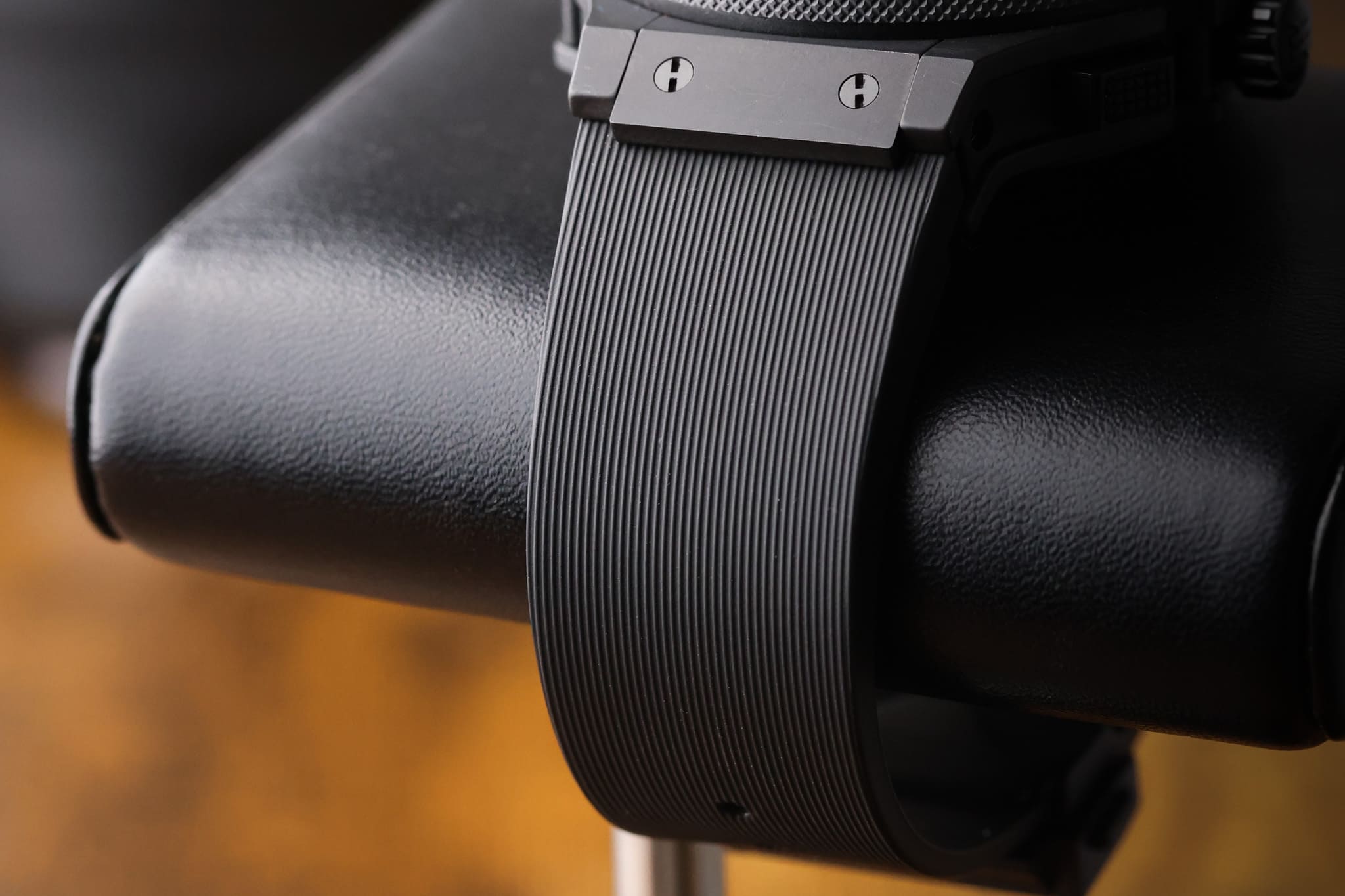 Hublot Big Bang black rubber strap texture and fit on wrist cushion